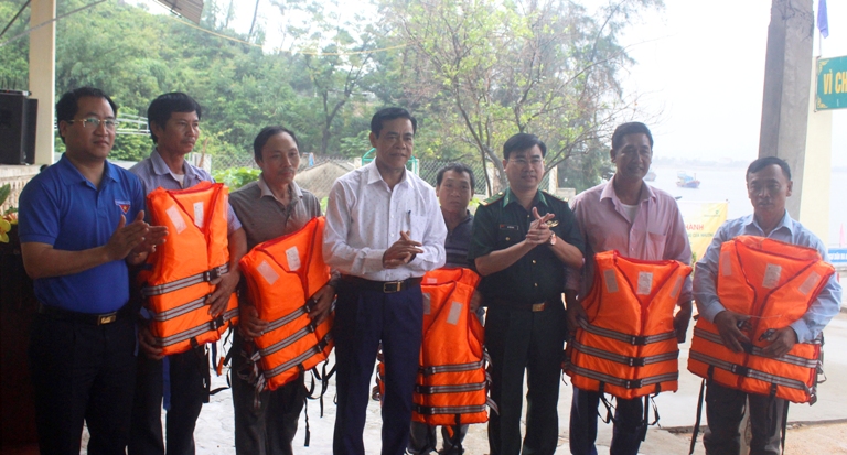 Tỉnh đoàn trao tặng 70 áo phao cho bà con ngư dân tại địa phương